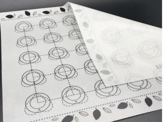 Teflónová podložka na makrónky, pusinky a piškótky, 35x kruh so srdcom, 40 x 30 cm