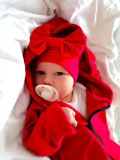 Čiapka Why Lilly s mašľou červená (Dvojvrstvová čiapka Lilly s mašličkou. Mašľa ide jednoducho vybrať a vymeniť za inú farbu.)