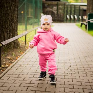 Detská oversize tepláková súprava Why Maco pink (Teplá a mäkulinká oversize súprava ušitá z jemnej huňatej teplákoviny, ktorá nežmolkuje. Súprava má nadčasový dizajn a pohodlný strih, ktorý zaručí vysoký komfort pri nosení.)