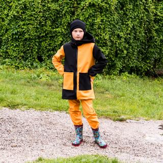 Detská softshell bunda Why Mirror horčicovočierna (Funkčná softshell bunda ušitá na Slovensku v dielni WHY v štýle slow s dôrazom na udržateľnosť a kvalitu. Odolá vetru, dažďu aj snehu a príjemne zahreje.)