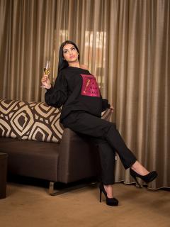 Luxusná tepláková súprava Why Champagne čierna (Exkluzívna Slovenská tepláková súprava s trblietavou potlačou Champagne &amp; Wi-fi please. Mikina je oversize strihu so šnúrou v pase vďaka ktorej môžete regulovať šírku. Tepláky sú mierne rozšírené.)
