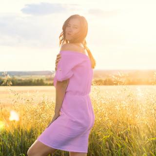 Mušelínové letné šaty Olívia staroružové (Slovenské mušelínové šaty Why môžeš nosiť s malým, alebo veľkým výstrihom podľa nálady. Ľahkosť mušelínu oceníš aj počas najhorúcejších dní.)