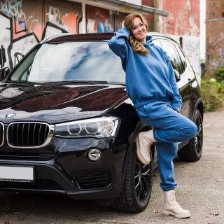 Oversize tepláková súprava Why Maco modrá (Zateplená súprava z mäkulinkej a hrejivej teplákoviny zahreje v chladnejšom počasí.  Štýlová oversize mikina s veľkou trendy kapucňou a tepláky s vysokým pasom.)