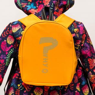 Softshellový mini batoh Why? horčicový (Mini ruksačik pre deti od 3 rokov, ktorý odnesie pyžamko, hračky, alebo papučky do škôlky. Nepremokne na výletoch a bez problému odnesie nápoj, svačinku a obľúbenú hračku.)