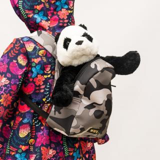 Softshellový mini batoh Why? maskáč sivý (Mini ruksačik pre deti od 3 rokov, ktorý odnesie pyžamko, hračky, alebo papučky do škôlky. Nepremokne na výletoch a bez problému odnesie nápoj, svačinku a obľúbenú hračku.)
