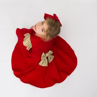 Vianočné šaty Why Merry červené (Univerzálne šaty Why šité na slovensku s nádhernou zlatou mašlou a volánmi na ramenách. Vhodné na bežné nosenie kamkoľvek ťa cesta zavedie.)