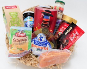 DARČEKOVÝ KÔŠ  CHUTE SLOVENSKA  (Aj takto chutí Slovensko :)) Slovenské dobroty ako ich nepoznáte!  Darček, do ktorého sa všetci okamžite zamilujú! Pôvabný košík ako pre dámy, tak aj pre pánov.)