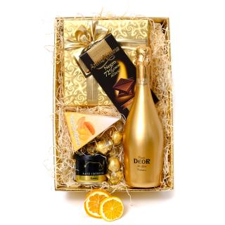 Darčekový balíček Golden box (Darček ladený do trblietavých zlatých tónov - vhodný pre jubilantov, alebo na svadbu. Harmonický vyvážene chute a krásne balenie isto zapôsobia na oslávencov)