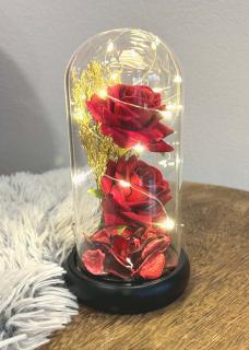 Svietiaca ruža červená v sklenenej dóze