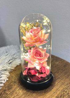 Svietiaca ruža ružová v sklenenej dóze