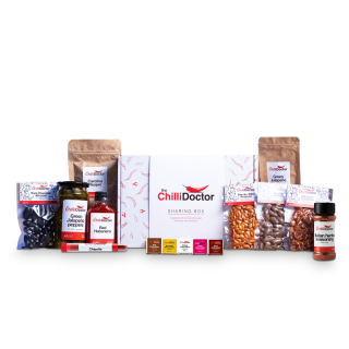 Sharing Box - Darčekový box plný chilli delikates (Objavte jedinečný chuťový zážitok s naším Sharing Boxom – darčekovým boxom plným výberových chilli delikates, ktoré potešia všetkých milovníkov ostrého jedla. Tento box je ideálny na zdieľanie s blízkymi 