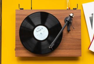 ProJect Pro-Ject T2 + Sumiko Rainier WALNUT (Gramofón s 9  ramenom a skleneným tanierom (Sumiko Rainier cena tejto prenosky je 175 €))