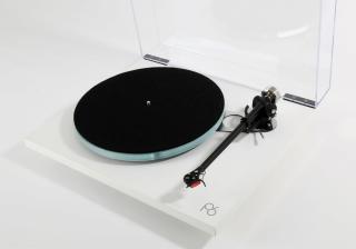 Rega Planar 6  biela matná + Ania Pro MC (Gramofón Rega Planar 6 s prenoskou Ania Pro MC)