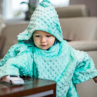 Detská deka s rukávmi JEMNÁ- tyrkysová (posledné kusy na sklade)
