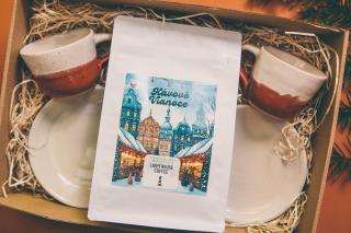 Darčekový balíček: Ručne točená šálka s podšálkou a čerstvo pražená káva Lighthouse Coffee Farba: Dvojbalenie bielo-červená