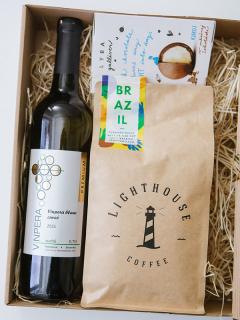 Lighthouse Coffee Brazil & biele víno Vinpera & čokoláda Lyra: darčekový balíček