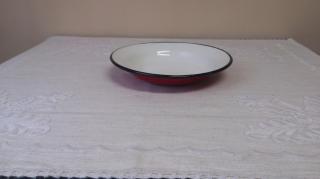 Bara-Bara Smaltovaný plochý tanier 22cm (červený. vnutro biele)