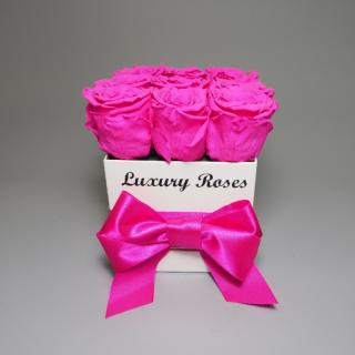 Luxusný hranatý biely box S s trvácnymi cyklámenovými ružami