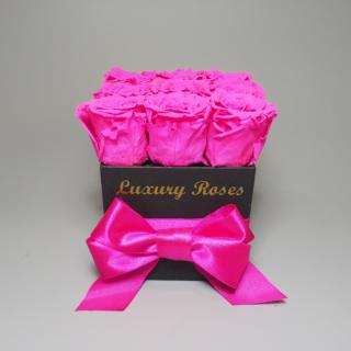 Luxusný hranatý čierny box S s trvácnymi cyklámenovými ružami