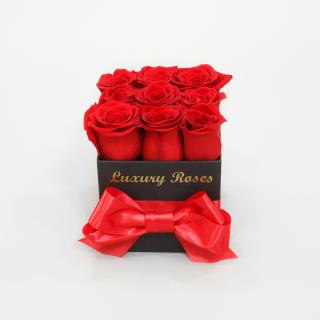 Luxusný hranatý čierny box S so živými červenými ružami