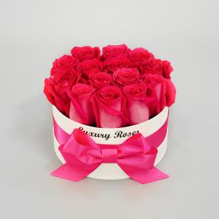 Luxusný okrúhly biely box S so živými ružovými ružami