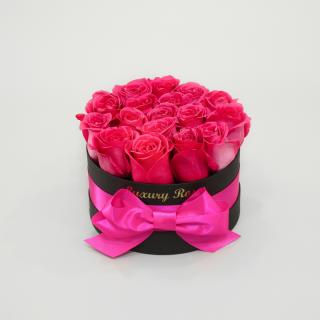 Luxusný okrúhly čierny box S so živými ružovými ružami