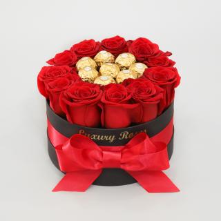 Okrúhly čierny box S Ferrero Rocher so živými ružami