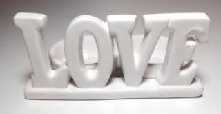 Keramický nápis LOVE  s držiakmi na sviečku (LOVE -keramická dekorácia na sviečky)