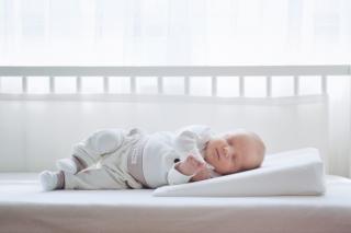 BabyMatex Antirefluxný klinový vankúš do potieľky Originál - 60x36cm