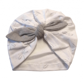 Čiapka / turban bavlnená biela so striebornými mašličkami - Sivá mašlička, obv. hlavy 40/42