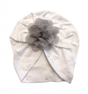 Čiapka / turban bavlnená biela so striebornými mašličkami - Sivý kvet, obv. hlavy 42/44