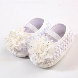 Sandalky saténové biele s trblietavým kvetom, veľ. 0-6 mes