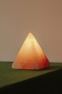 PYRAMÍDOVÁ SOĽNÁ LAMPA