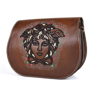 Módna kožená kabelka s výšivkou MEDUSA 2, ručne tieňovaná v tmavo hnedej farbe