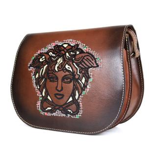 Módna kožená kabelka s výšivkou MEDUSA, ručne tieňovaná v tmavo hnedej farbe