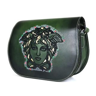 Módna kožená kabelka s výšivkou MEDUSA, ručne tieňovaná v tmavo zelenej farbe