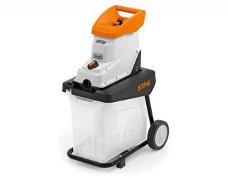 Elektrický drvič STIHL GHE 135 L (Nízkootáčkový záhradný drvič, kompaktný, ergonomické. Práca je vďaka ich nízkej rýchlosti drviacieho valca obzvlášť tichá. Schopný drviť konáre s priemerom až 3,5 a 4 cm. Drvený materiál sa zhromažďuje v priehľadnom)