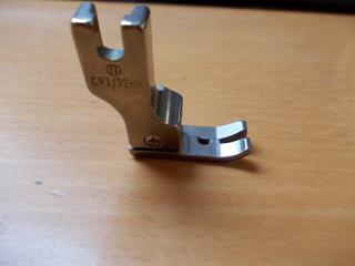 Pätka kompenzačná úzka 0,8mm pravá (Pätka kompenzačná úzka 0.8mm, pravá, pre jemné pleteniny. Pätka je určená pre šijacie stroje so spodným podávaním.)