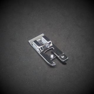 Pätka overloková pre šijacie stroje do cik caku 6 mm (Overlocková pätka pre šijacie stroje s CB a rotačným chapačom s cik cakom do 6 mm.)