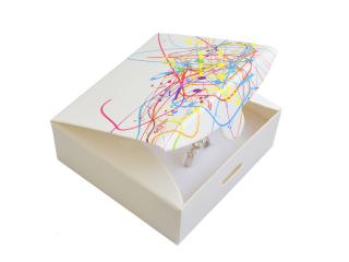 JKBOX Biela papierová krabička Easy so vzorom farieb bez mašle na strednej sadu IK015