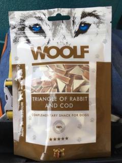 Pamlsok Woolf Dog Rabbit and Cod Triangle 100 g