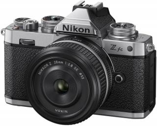 Nikon Z fc + 28 mm f/2,8 SE, čierny