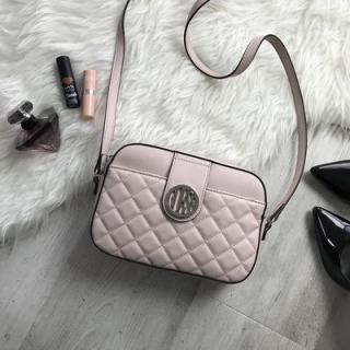 Kabelka crossbody GUESS PLUSH ružová