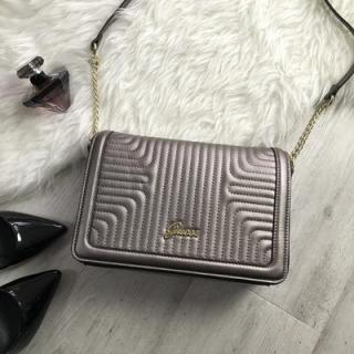 Kabelka crossbody GUESS YANNA FLAP oceľovo hnedá