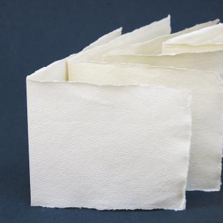 Bavlnený papier 15 x 15 cm Khadi + obálka, zrnitý povrch, 280g, 5ks