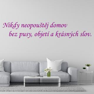 Samolepka Nikdy neopúšťaj domov bez pusy, objatia a krásnych slov Farba: fialová, Veľkosť: 40 x 12 cm