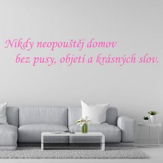 Samolepka Nikdy neopúšťaj domov bez pusy, objatia a krásnych slov Farba: růžová, Veľkosť: 40 x 12 cm