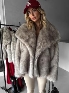 Šedý krátky faux fur kožušinový kabátik KIRIAK Veľkosť: S/M