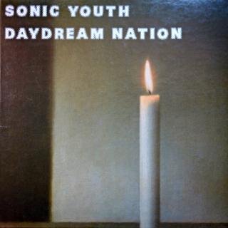 4xLP Sonic Youth ‎– Daydream Nation (V kartonovém boxu. Deluxe Edition. Včetně knížky (16 stran). Desky jsou ve velmi dobrém stavu, dropné stopy používání. Box je také ve velmi dobré kondici, jen několik mikro-oděrek.)