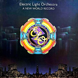 LP Electric Light Orchestra ‎– A New World Record (Deska je pěkná a lesklá, mírně ohraná s jemnými vlásenkami. Hraje bezvadně, výborný zvuk, jen mírný praskot mezi skladbami. Obal je velmi pěkný a lesklý s drobnými jemnými oděrkami na hranách. Orig. vnitř